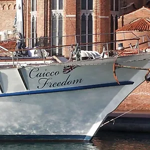 2* Botel Boat&breakfast Caicco Freedom